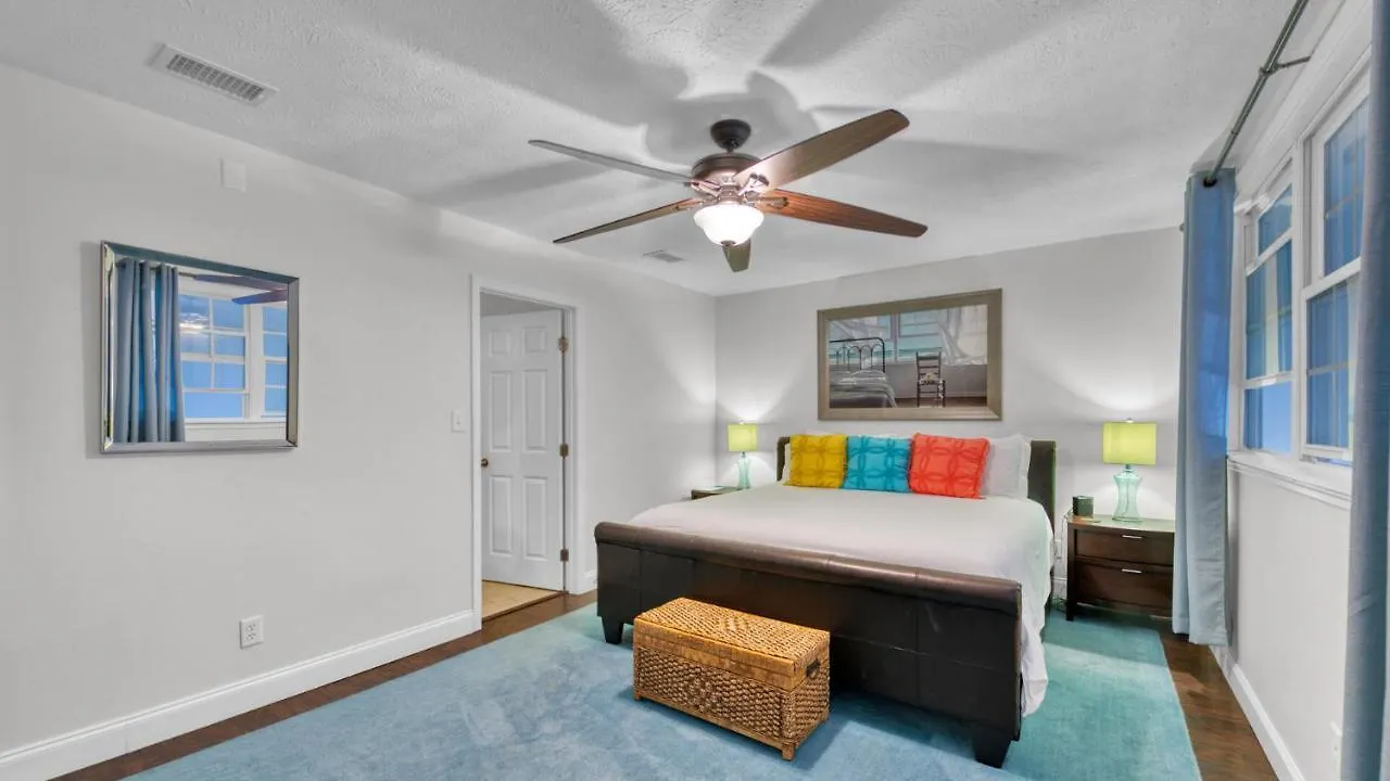 Crystal Villas 12B - Updated 2 Bedroom With Loft Beach Front Condo In The Heart Of Destin Holiday home