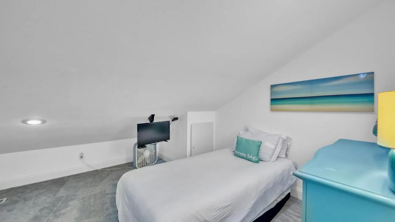 Crystal Villas 12B - Updated 2 Bedroom With Loft Beach Front Condo In The Heart Of Destin Holiday home