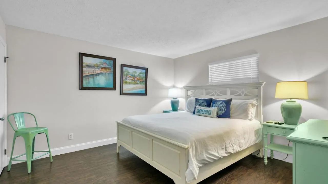 Crystal Villas 12B - Updated 2 Bedroom With Loft Beach Front Condo In The Heart Of Destin Holiday home